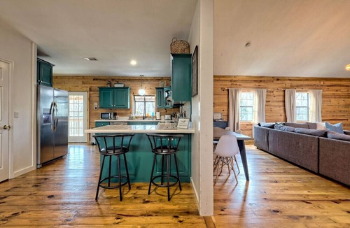 Tiger Cabin | Clyde’s Cabin: Mtn View, Fire Pit, Pet-Friendly