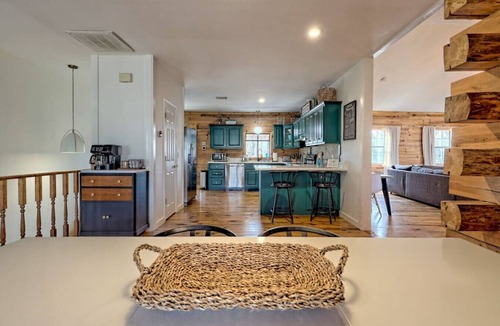 Tiger Cabin | Clyde’s Cabin: Mtn View, Fire Pit, Pet-Friendly