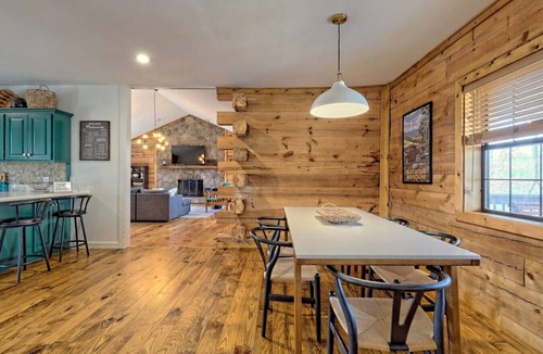 Tiger Cabin | Clyde’s Cabin: Mtn View, Fire Pit, Pet-Friendly