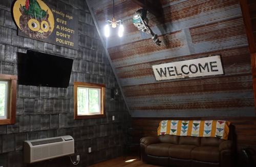 Lebanon Cabin | Clydie’s Cabin located at Bennett Springs. Less than a mile to the spring