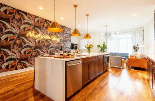 Hadley - Washington House | CMA Fest rooftop decks, karaoke garage, game room near Broadway