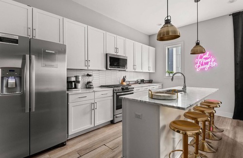 Talbot's Corner Condo | CMD ~ 4 Bedrooms ~ Huge Private Rooftop ~ 8 Beds ~ 8 Min to Downtown ~ City Views ~ Garage Parking