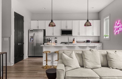 Talbot's Corner Condo | CMD ~ 4 Bedrooms ~ Huge Private Rooftop ~ 8 Beds ~ 8 Min to Downtown ~ City Views ~ Garage Parking