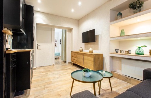 Hopital Saint-Louis Apartment | CMG Canal Saint-Martin / Saint Louis