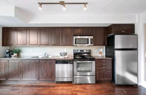 Fort York Apartment | CN Tower View with Pool, Gym, Hot Tub, and More!