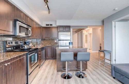 Fort York Apartment | CN Tower Views 2BR+Den Condo w/Parking