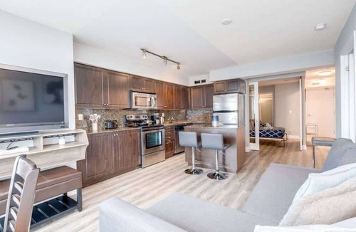 Fort York Apartment | CN Tower Views 2BR+Den Condo w/Parking