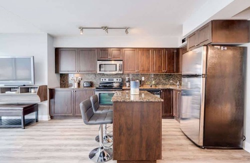 Fort York Apartment | CN Tower Views 2BR+Den Condo w/Parking