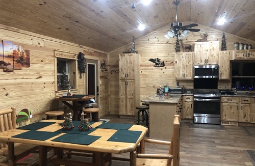 Jefferson City Cabin | CNU 10 min. Sevierville 45 min. Private dock, kayaks, fire pit. Ample Parking