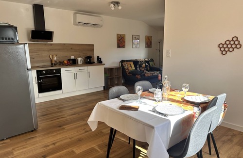Saint-Michel-l'Observatoire Cottage | Cottage La Butineuse for 4 people with a beehive!