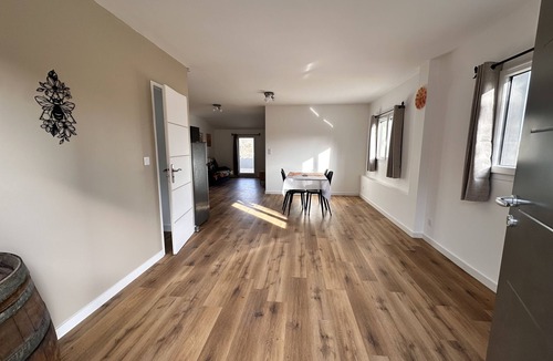 Saint-Michel-l'Observatoire Cottage | Cottage La Butineuse for 4 people with a beehive!
