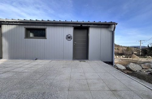 Saint-Michel-l'Observatoire Cottage | Cottage La Butineuse for 4 people with a beehive!