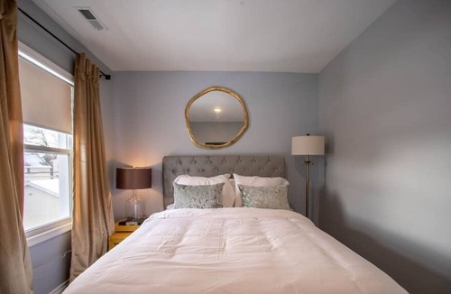 Melrose Park House | Coach House | Free parking | 15-Min from Chicago