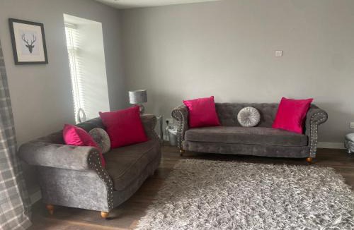 Beith Apartment | COACHMAN COTTAGE OUTSIDE HOT TUB