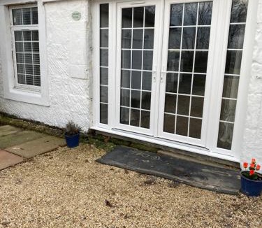 Beith Apartment | COACHMAN COTTAGE OUTSIDE HOT TUB