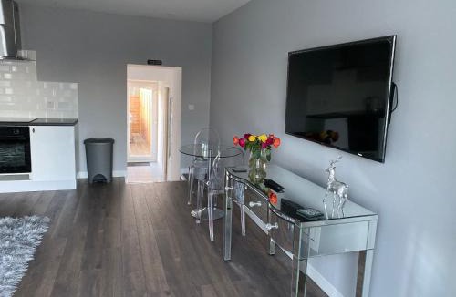 Beith Apartment | COACHMAN COTTAGE OUTSIDE HOT TUB