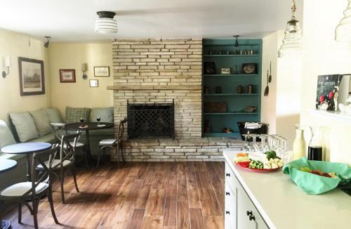 Golden Rectangle Hotel | Coachman's Inn, A Four Sisters Inn