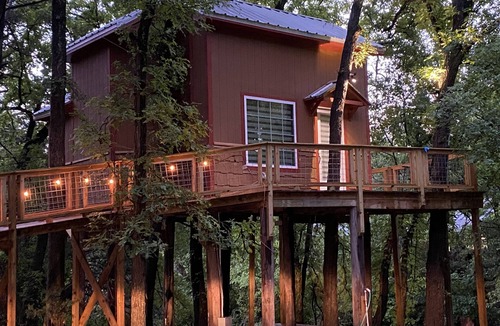 Lacy-Lakeview Cabin | Coach’s Quarters on the Creek- A Night in the Trees!