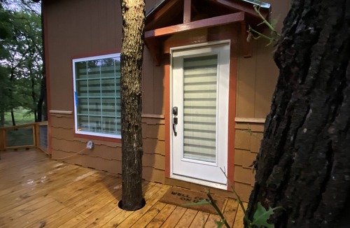 Lacy-Lakeview Cabin | Coach’s Quarters on the Creek- A Night in the Trees!