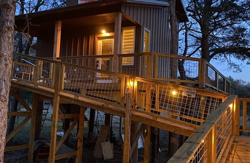 Lacy-Lakeview Cabin | Coach’s Quarters - The Clubhouse - Spend night in the trees!