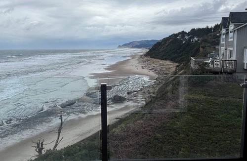 Nelscott House | COAST LINE-Ocean Views for miles & miles. 4-bedroom 4-bath house in Lincoln City