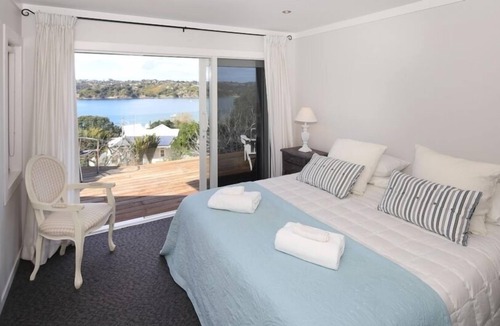 Oneroa House | Coast - panoramic views from large spacious home.