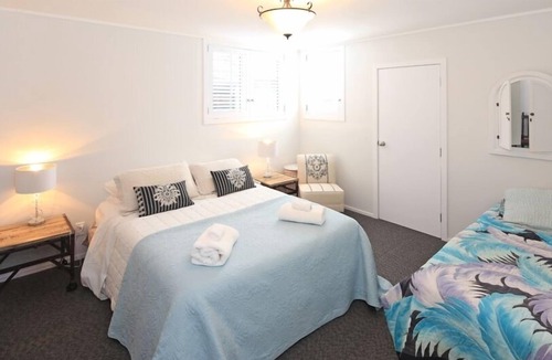 Oneroa House | Coast - panoramic views from large spacious home.