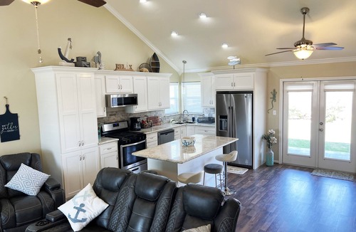 Dickinson House | Coastal Artist Retreat - Pet Friendly, - perfect for short or long term stay
