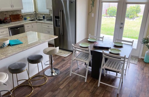 Dickinson House | Coastal Artist Retreat - Pet Friendly, - perfect for short or long term stay