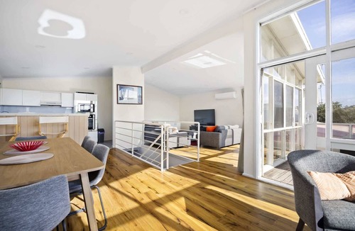 Frankston House | Coastal Beach Home - 50m to Beach