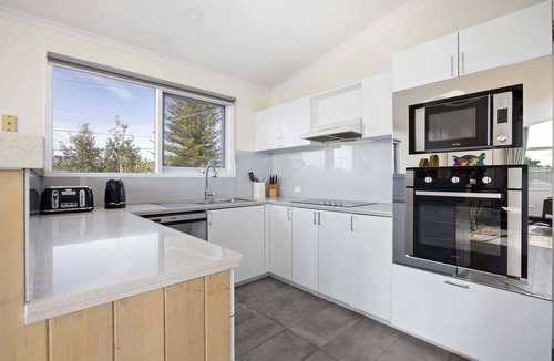 Frankston House | Coastal Beach Home - 50m to Beach