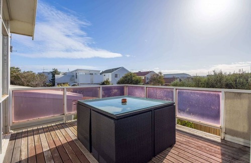 Frankston House | Coastal Beach Home - 50m to Beach
