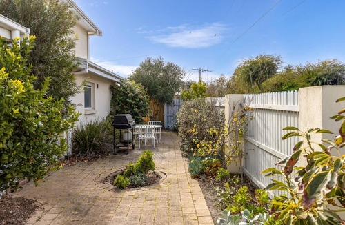 Frankston House | Coastal Beach Home - 50m to Beach