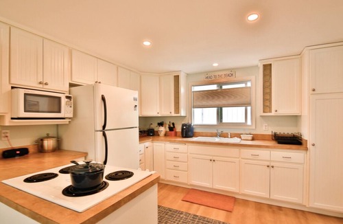 Florence House | Coastal Bliss, Ocean Views, 0.3 walk to Beach - 6beds, sleeps 9, dog friendly