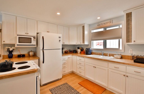 Florence House | Coastal Bliss, Ocean Views, 0.3 walk to Beach - 6beds, sleeps 9, dog friendly
