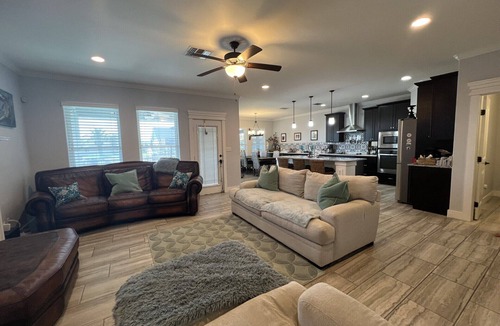 Corpus Christi House | Coastal Bliss, Sleeps 11, Pet friendly, HEATED pool, GREEN light fishing!