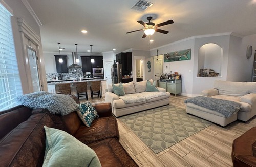 Corpus Christi House | Coastal Bliss, Sleeps 11, Pet friendly, HEATED pool, GREEN light fishing!