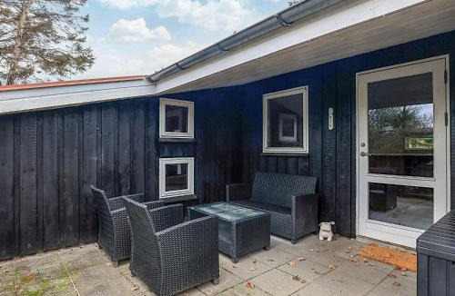 Hou House | Coastal Cabin with a Hot Tub