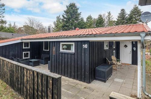 Hou House | Coastal Cabin with a Hot Tub