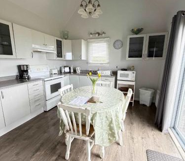 Havre-aux-Maisons Ski Chalet | Coastal Charm Beach Nearby - Chalet Poirier