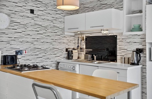 Largs Apartment | Coastal Charm: Modern Retreat by Seafront