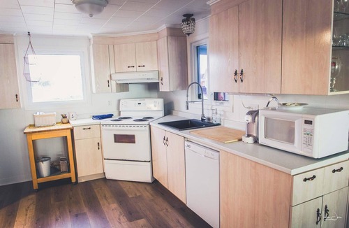 Trois-Pistoles Ski Chalet | Coastal Charm with River View | La Capitainerie