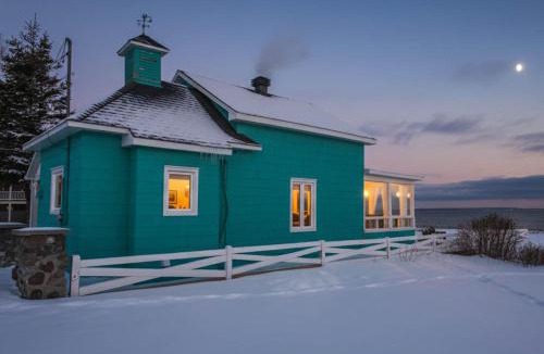 Trois-Pistoles Ski Chalet | Coastal Charm with River View - La Capitainerie