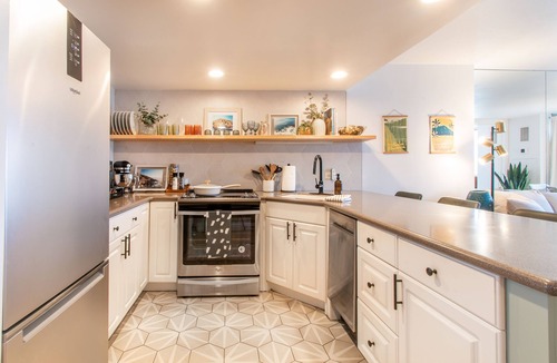 Waikiki Apartment | Coastal Chic Condo with Ocean View & Full Kitchen