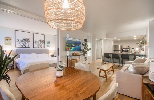 Waikiki Apartment | Coastal Chic Condo with Ocean View & Full Kitchen
