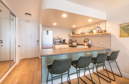 Waikiki Apartment | Coastal Chic Condo with Ocean View & Full Kitchen