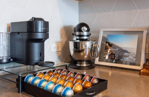 Waikiki Apartment | Coastal Chic Condo with Ocean View & Full Kitchen