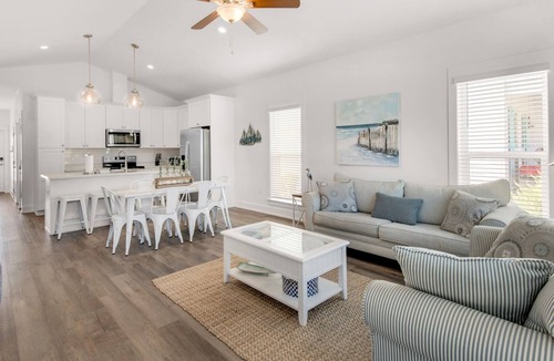 El Centro Beach House | Coastal Chic Home for 9 + Pool & Free Attraction Tickets!