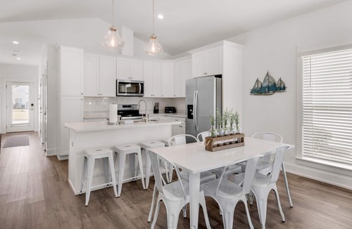 El Centro Beach House | Coastal Chic Home for 9 + Pool & Free Attraction Tickets!