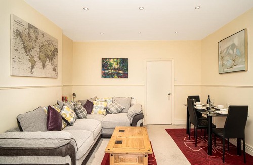 Skewen Apartment | Coastal City Rooms - Centre